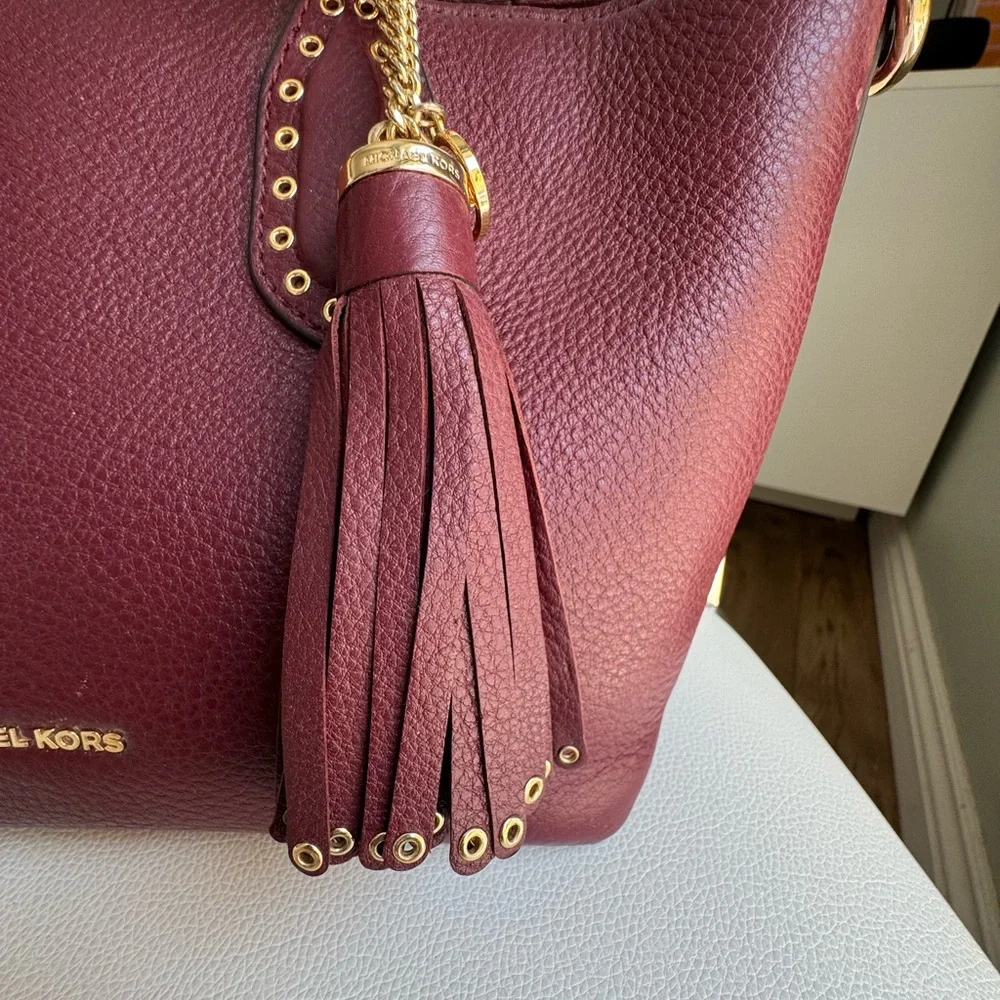 Gorgeous Michael Kors Handbag/Crossbody in very good preloved condition!